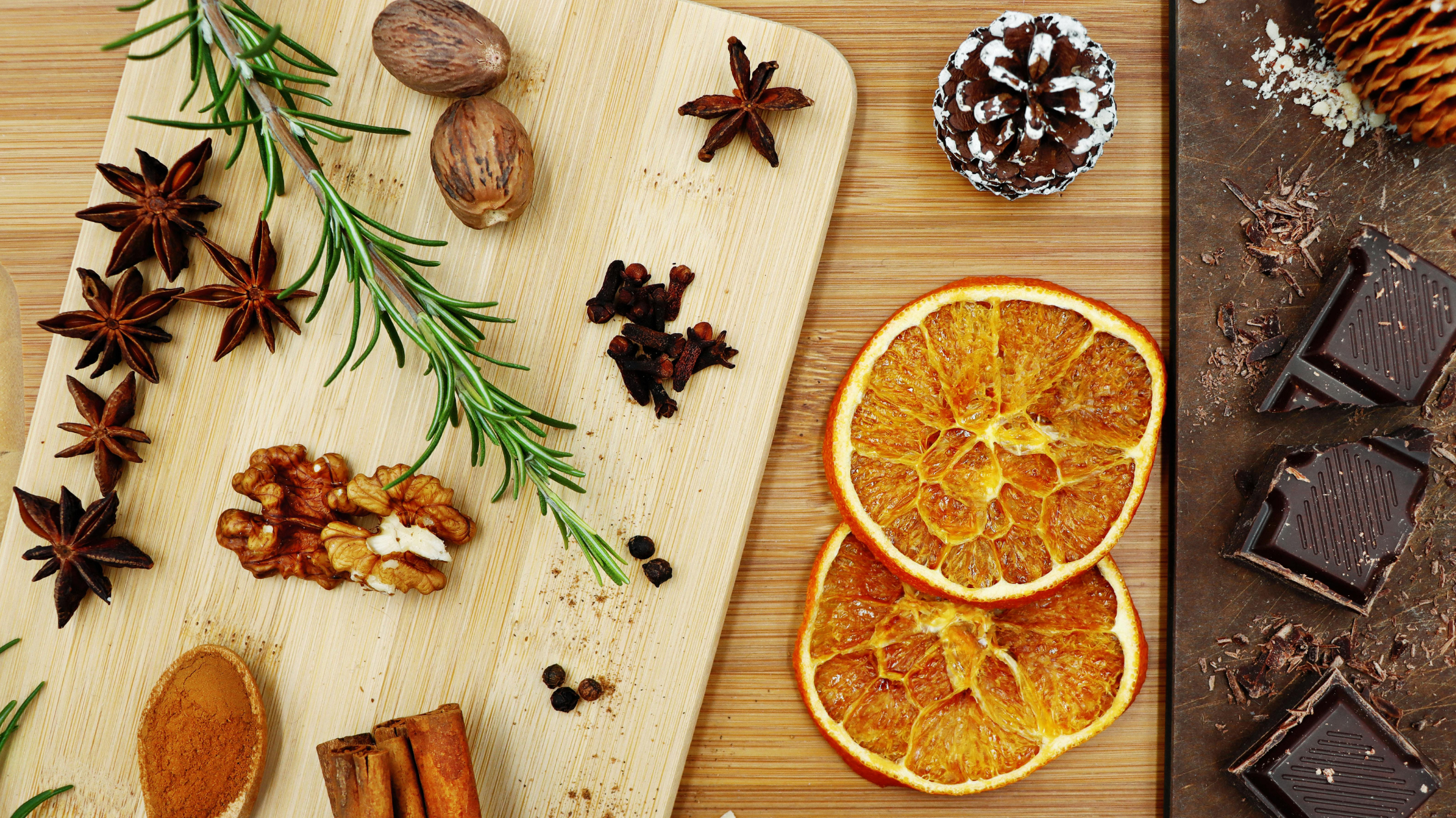 How to Make Your Home Smell Cozy Every Evening (Simple Simmer Pot Rituals & The Magic of a Candle Warmer Lamp)